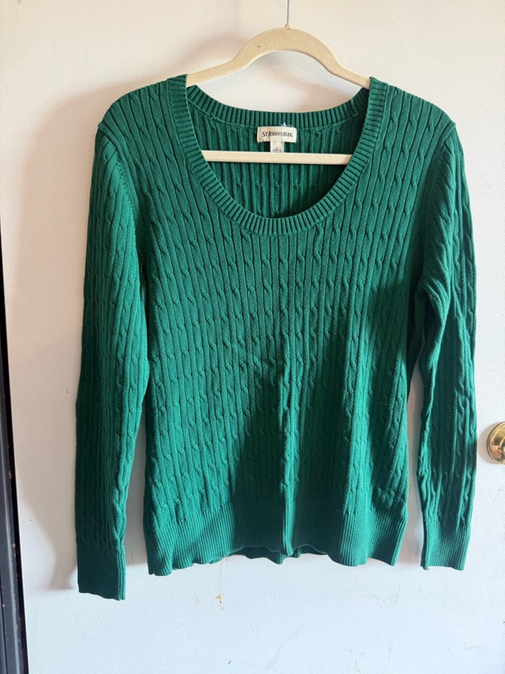 St. John’s Bay womens long sleeved cable knit sweater green v-neck size L.